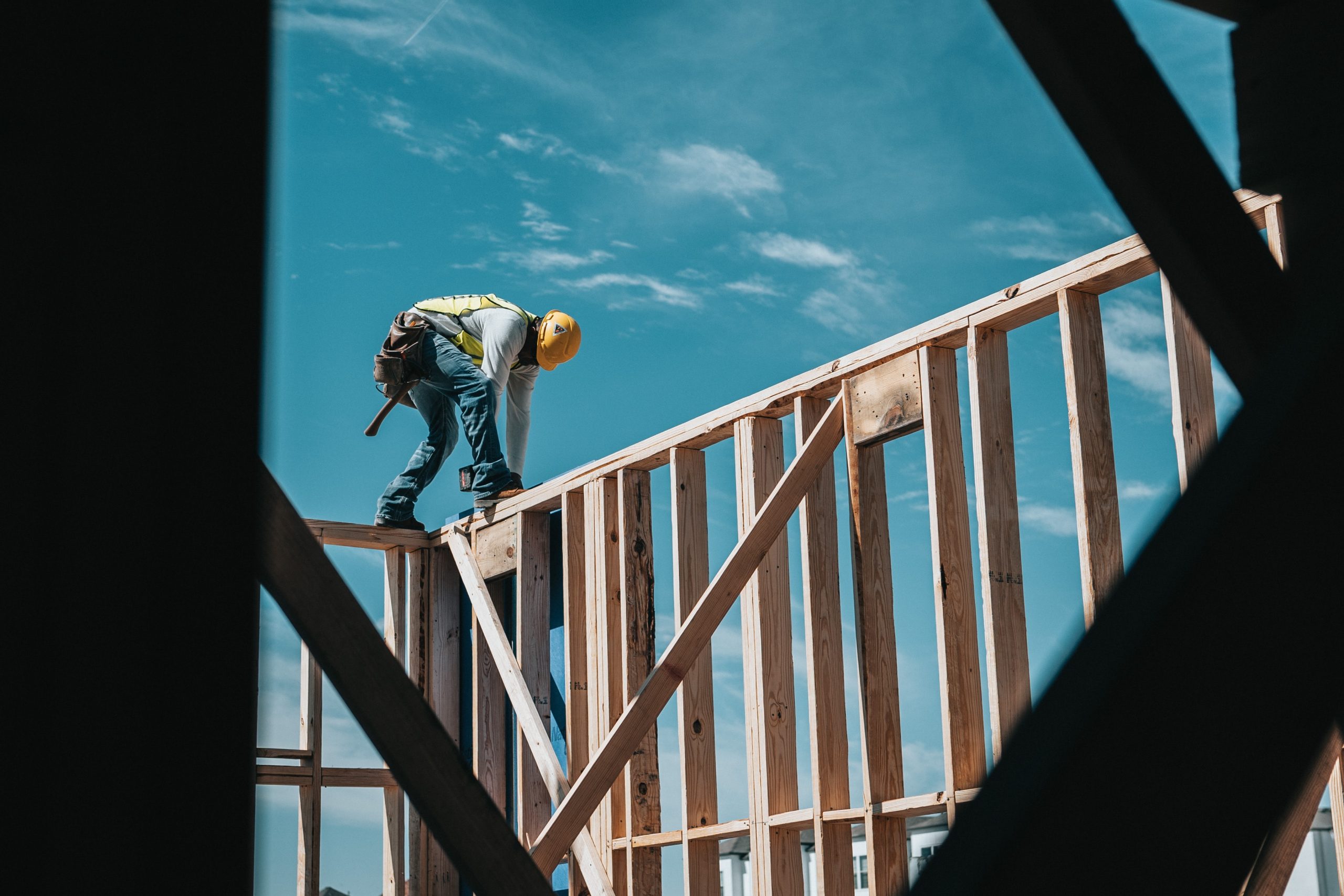 Obrero construyendo la estructura de madera de una casa