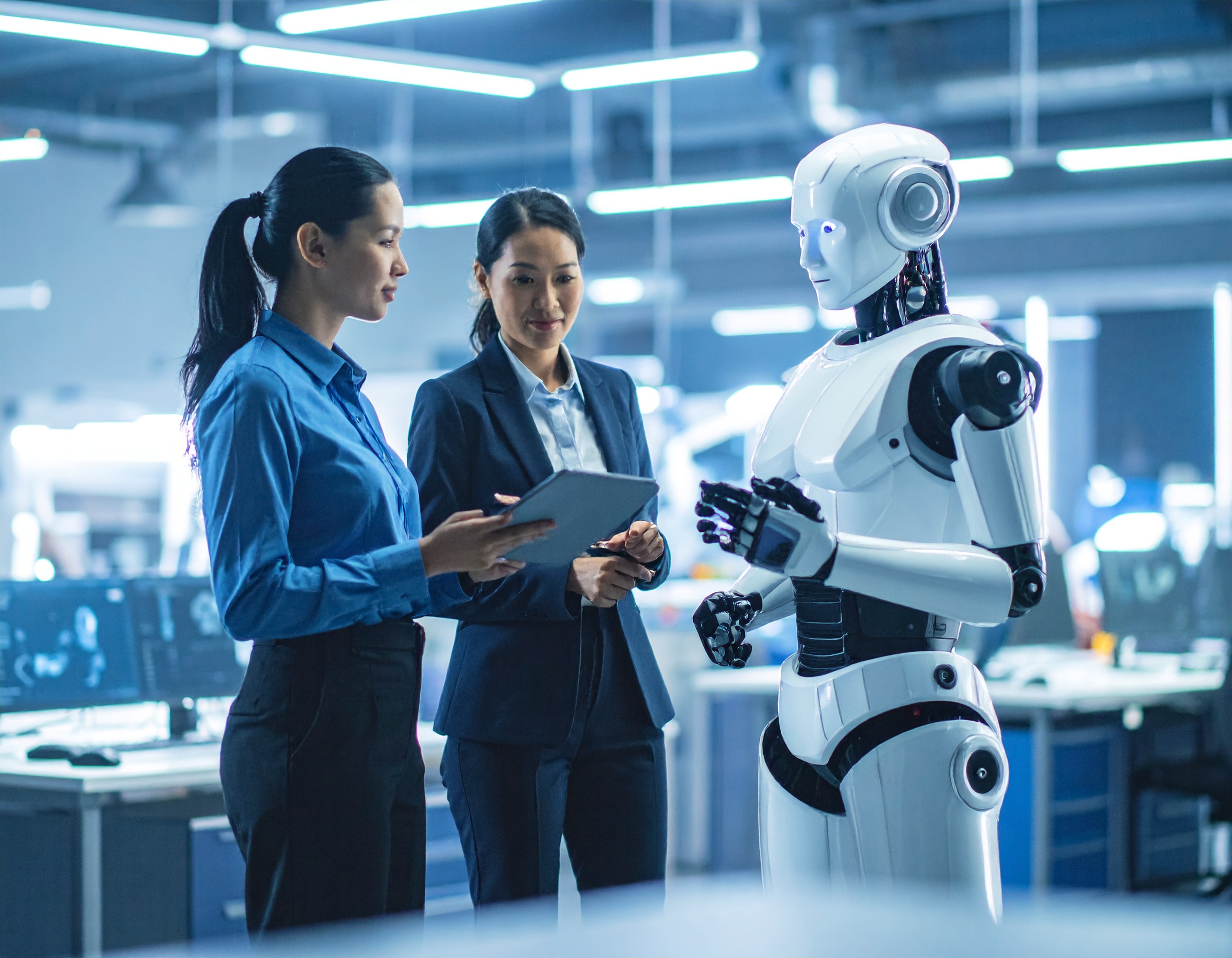 compañeros de trabajos y robots juntos